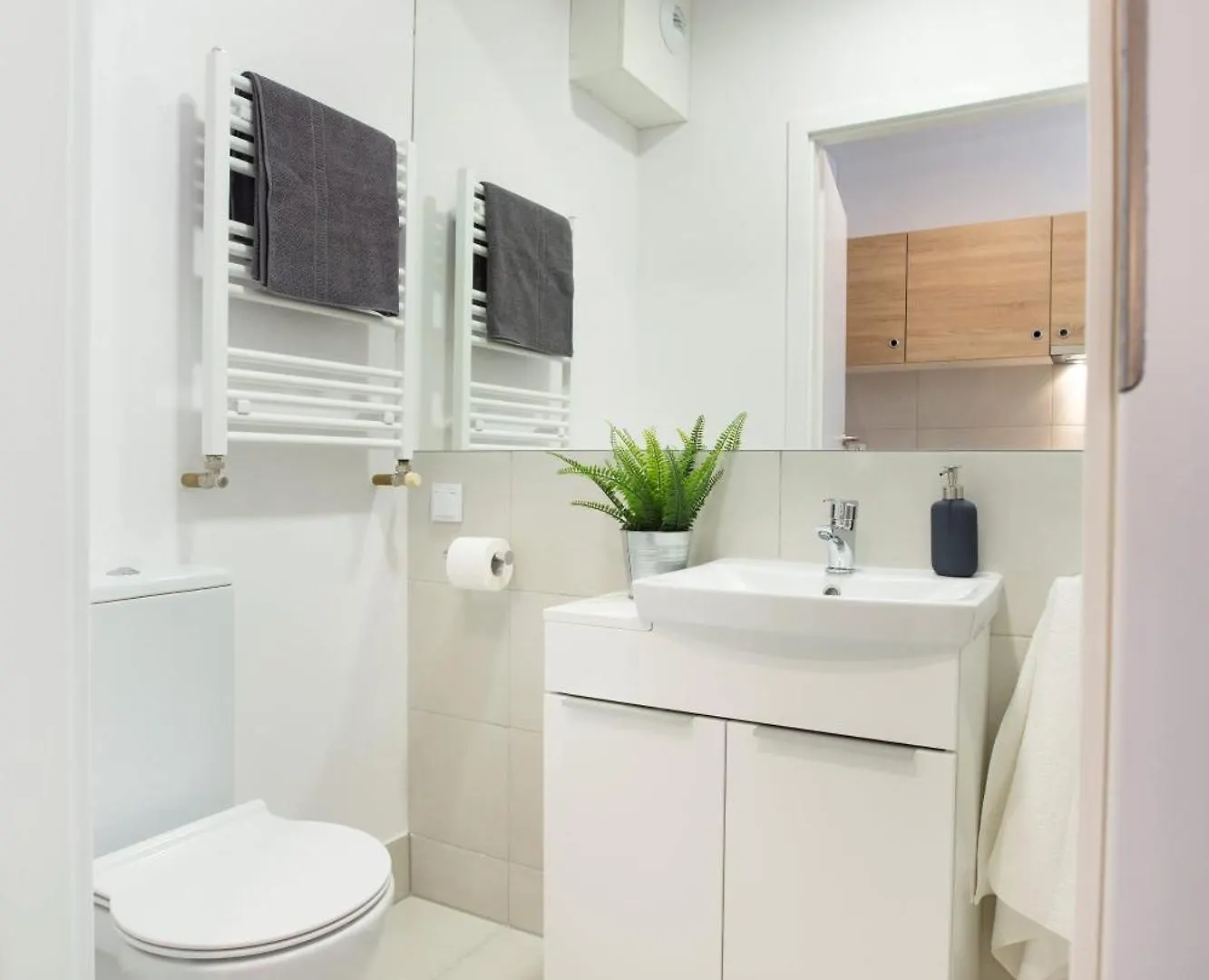 Modern Studios In Wroclaw With Desk For Remote Work And Access To The Gym By Noclegi Renters شقة